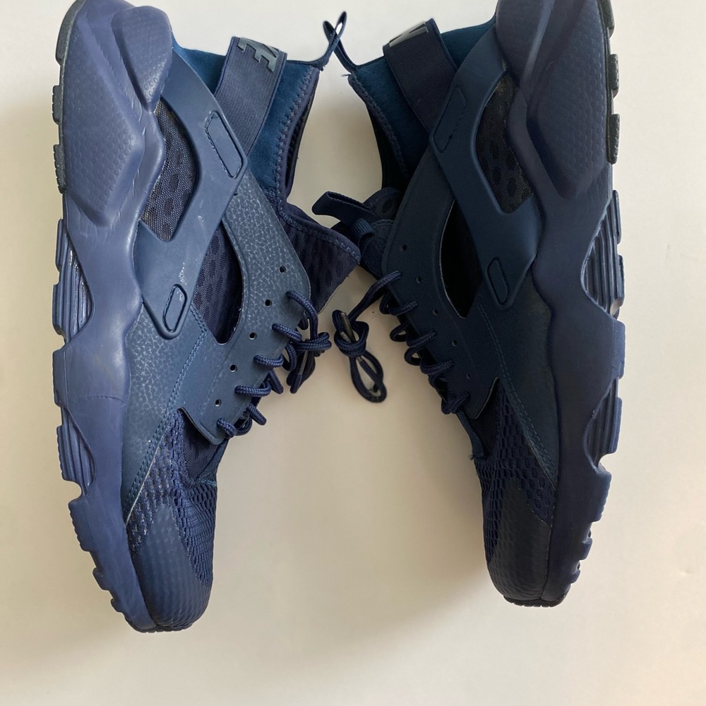 Nike Hurrache Blue Athletic Shoes with Sleek Design